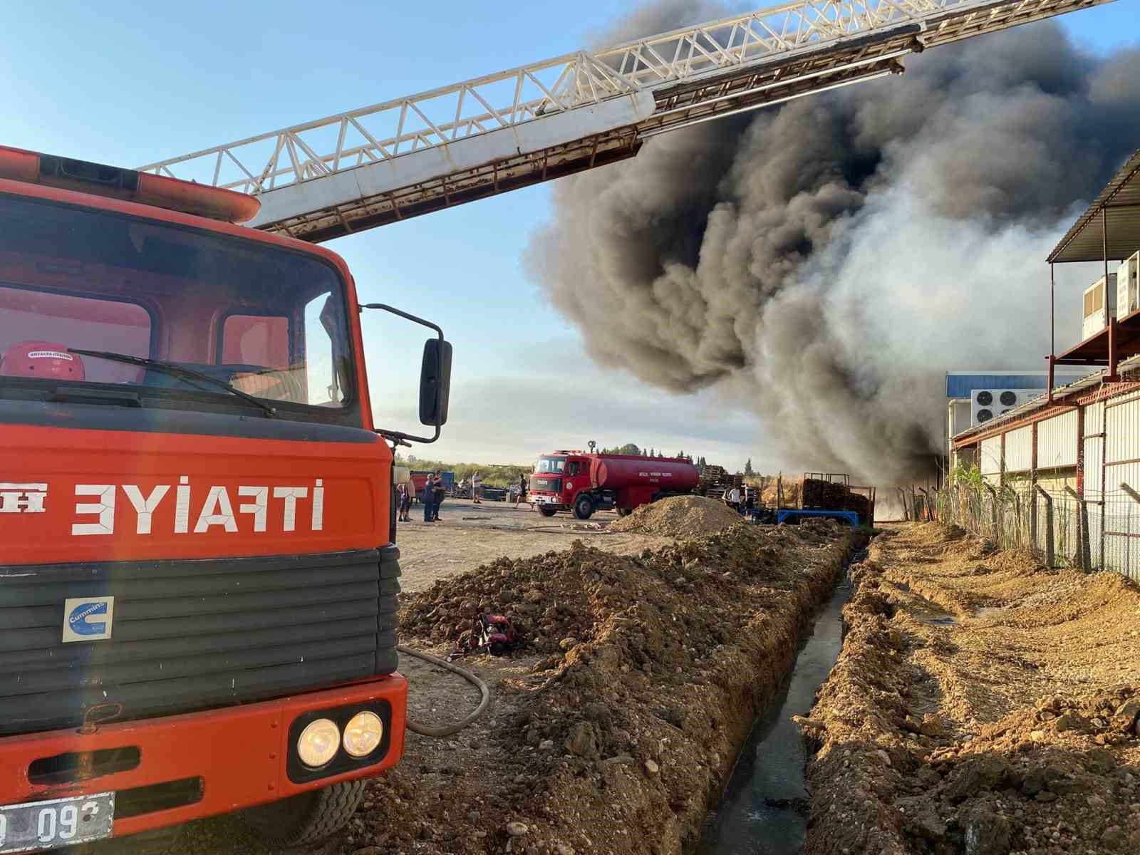 Antalya&rsquo;da 2 depo yangında k&uuml;le d&ouml;nd&uuml;
