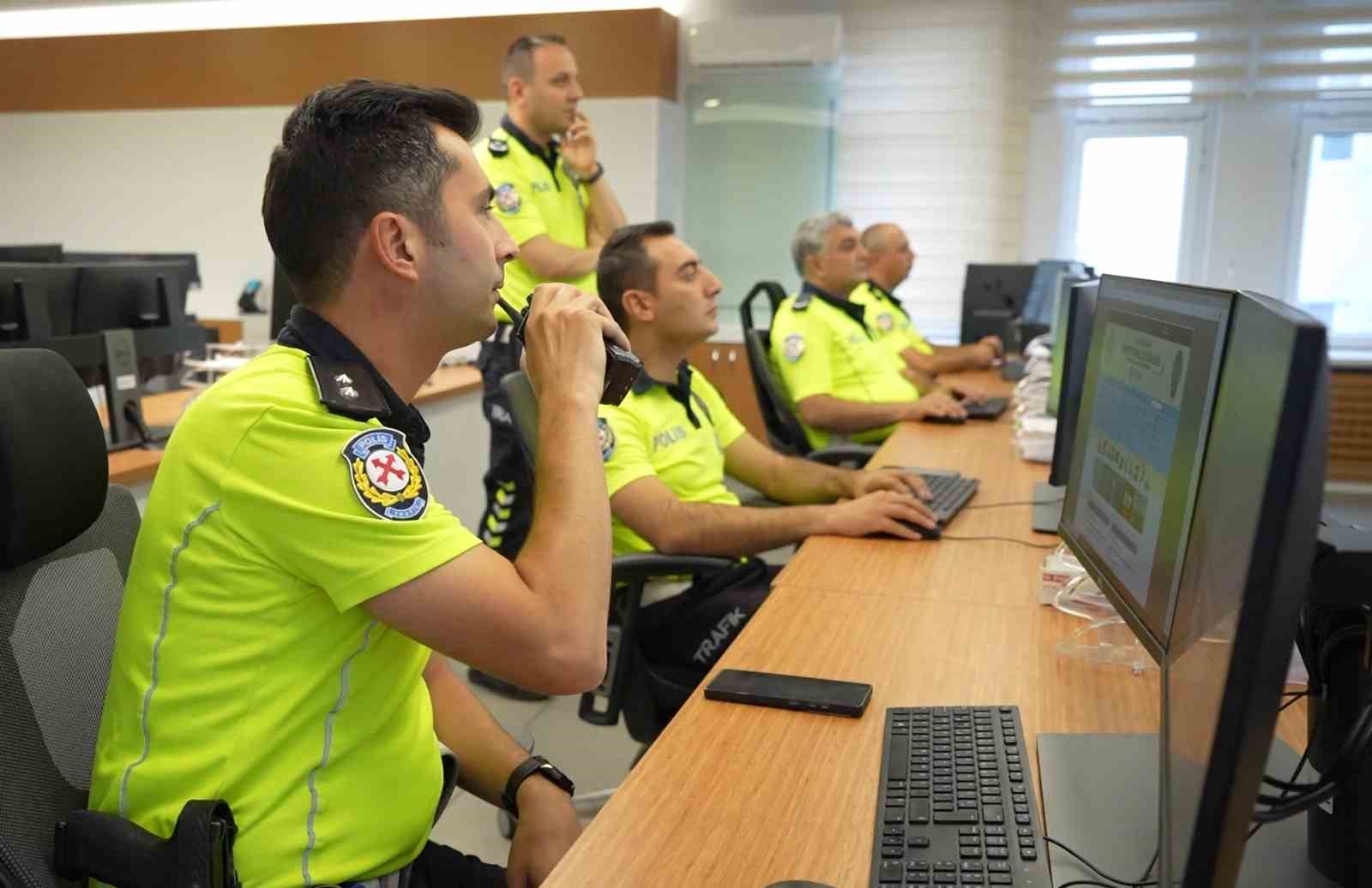 Uyanık kurye polisten ka&ccedil;tı, diğer motosikletlinin faturası ağır oldu
