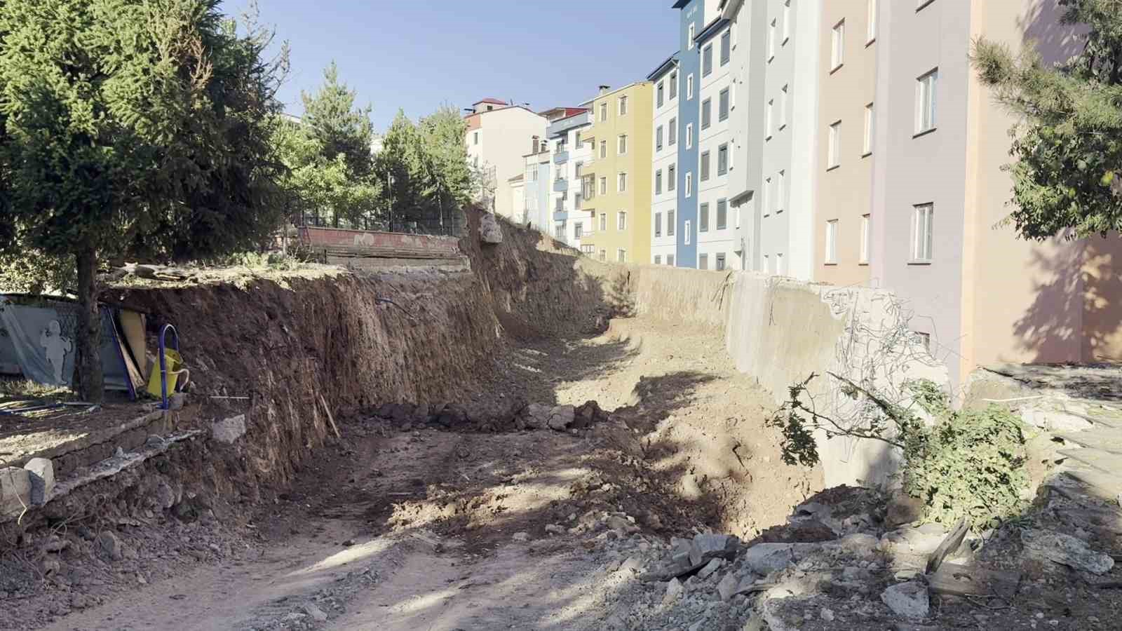 Heyelan nedeniyle evleri boşaltılan mağdurların endişeli bekleyişi sürüyor