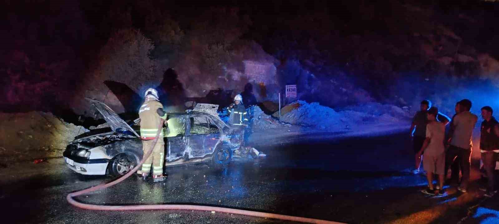 Hatay&rsquo;da 2 farklı noktada &ccedil;ıkan yangında 2 ara&ccedil; yandı
