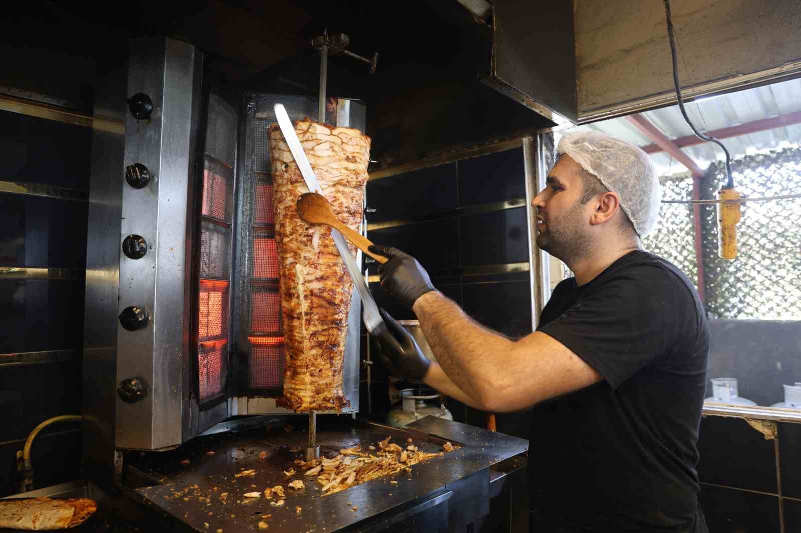 Kavurucu sıcakta 2 bin TL yevmiyeye döner ustasının zorlu mesaisi