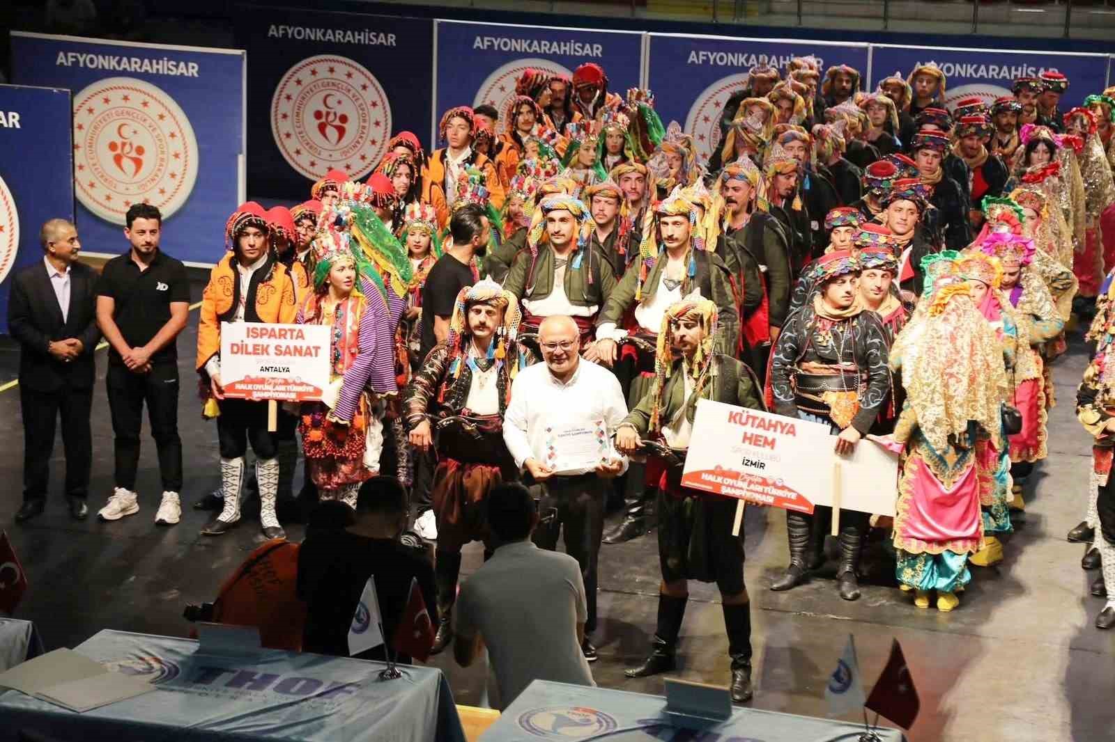 Kütahya Halk Eğitimi Merkezi Halk Oyunları ekibi Türkiye şampiyonu oldu