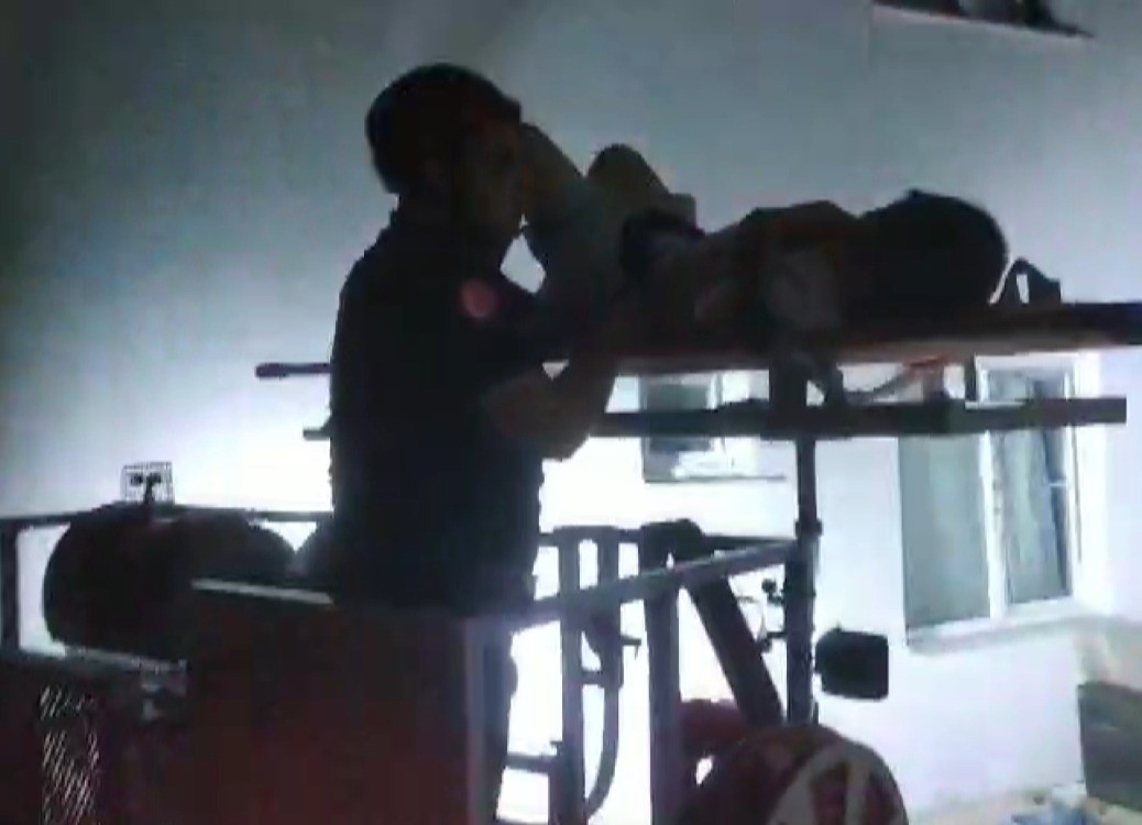 Balkondan d&uuml;şen &ccedil;ocuk iş yeri &ccedil;atısında mahsur kaldı
