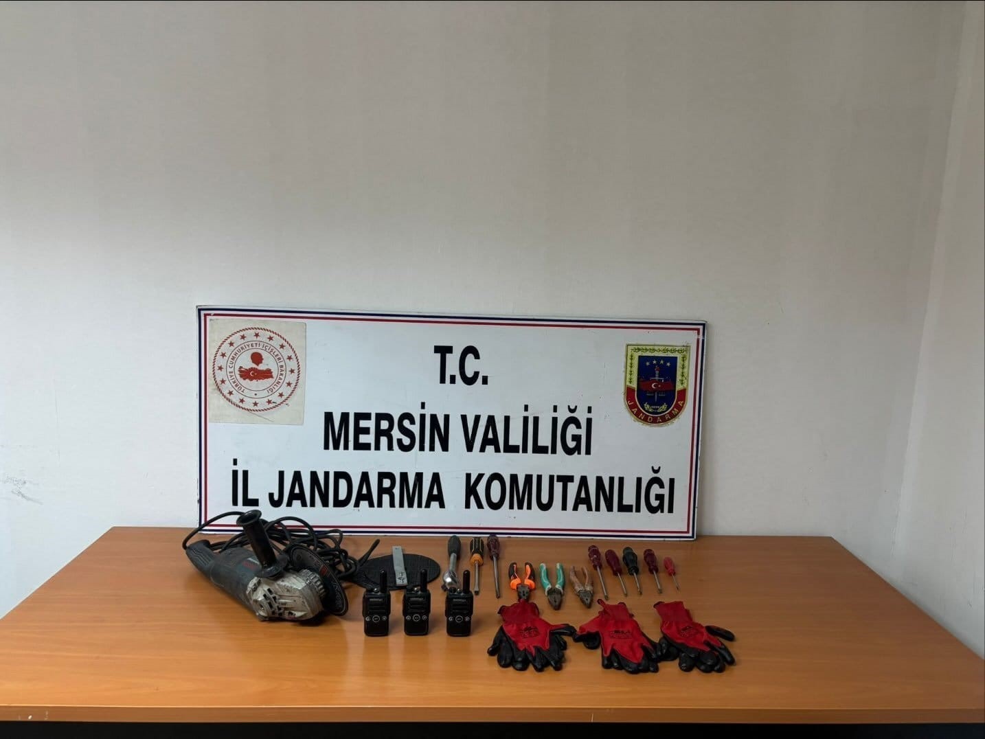 Mersin’de 2 ton bakır kablo çalan hırsızlar yakalanıp tutuklandı
