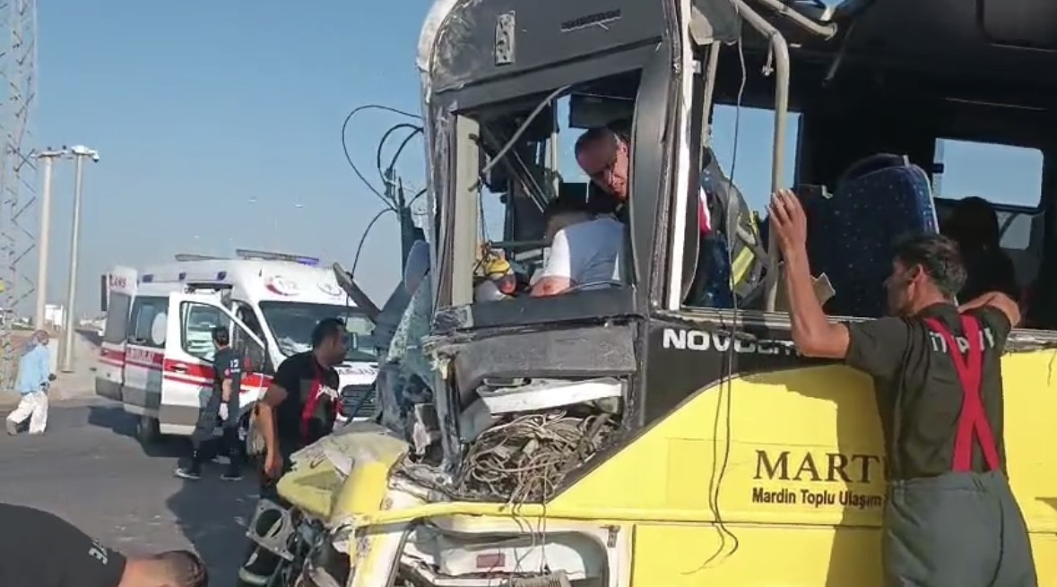 Mardin’de halk otobüsü ile tır çarpıştı: 1 ölü, 11 yaralı