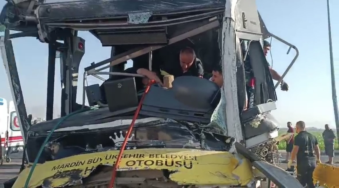 Halk otobüsü ile tır çarpıştı: 1 ölü, 11 yaralı