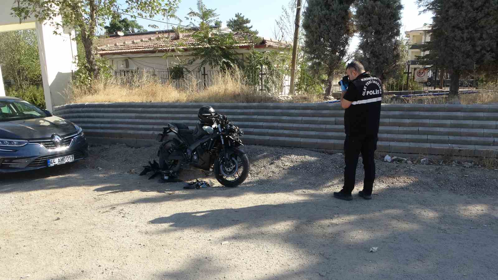 Servis aracına çarpan motosiklet sürücüsü ağır yaralandı
