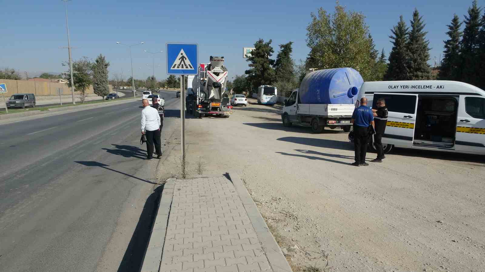 Servis aracına çarpan motosiklet sürücüsü ağır yaralandı