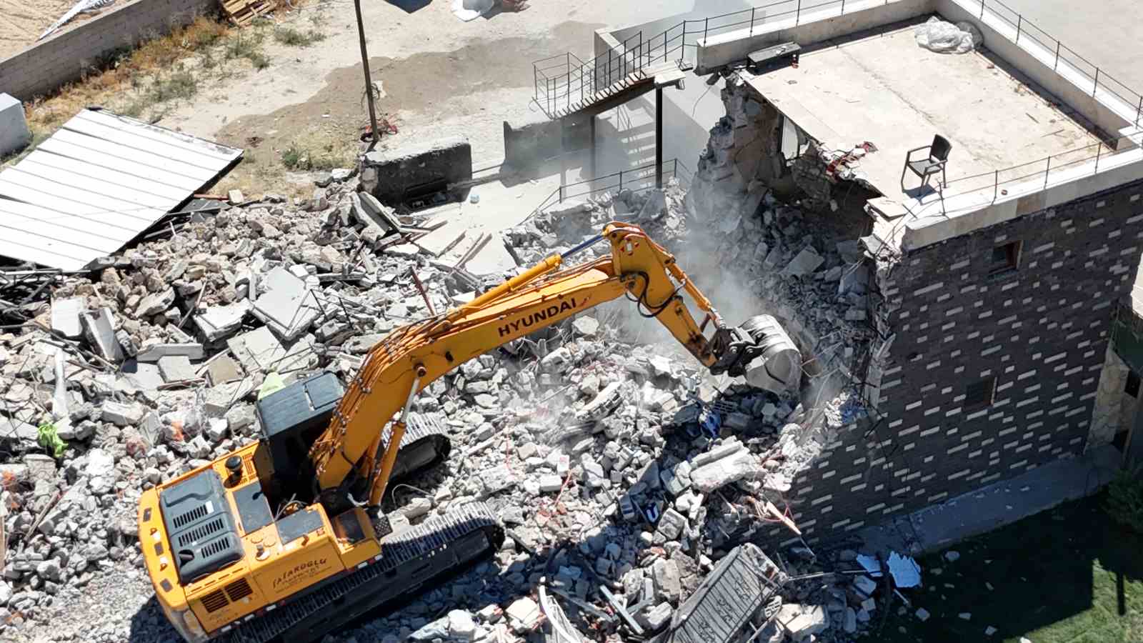 İş yerinin yıkılmasını gözyaşlarıyla izledi