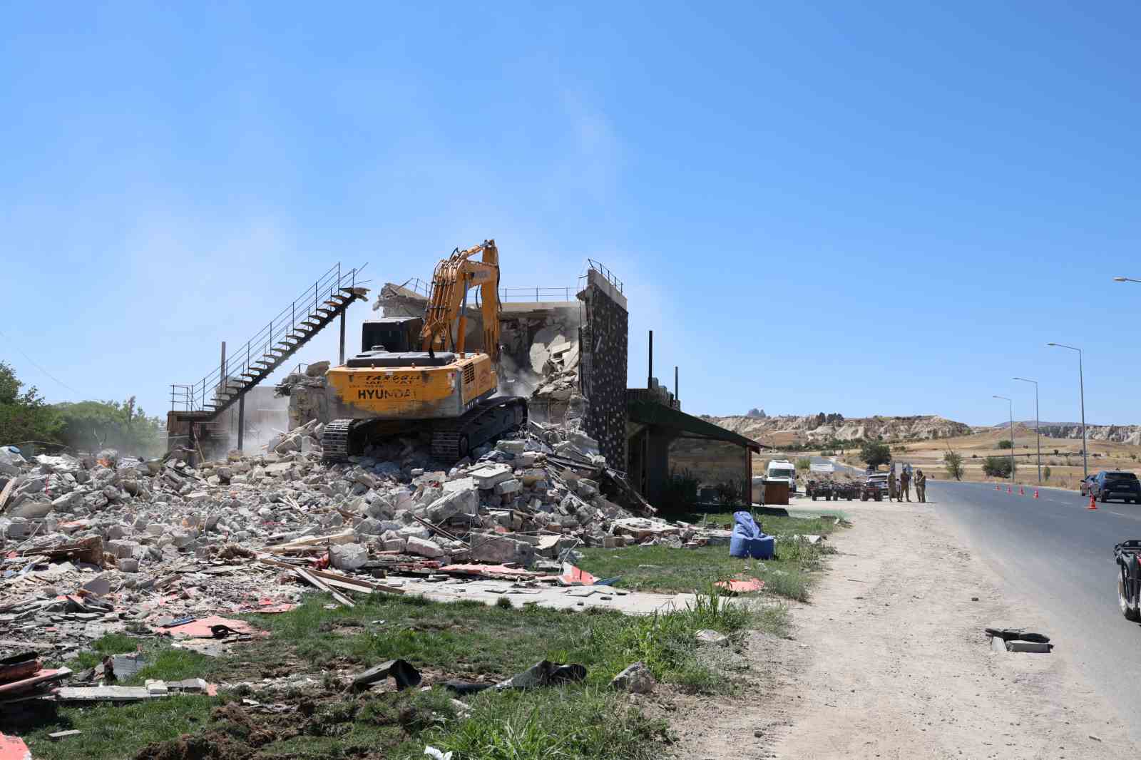 İş yerinin yıkılmasını gözyaşlarıyla izledi