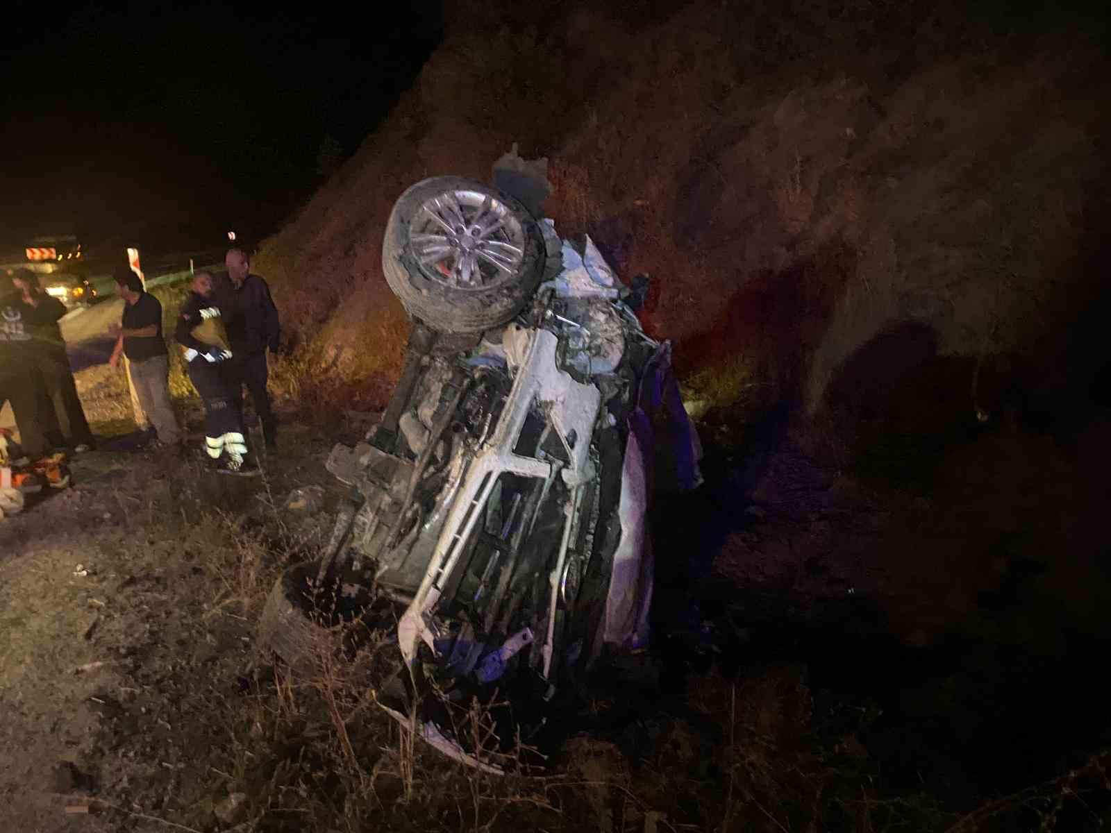 &Ccedil;orum&rsquo;da virajı alamayan otomobil devrildi: 5 yaralı
