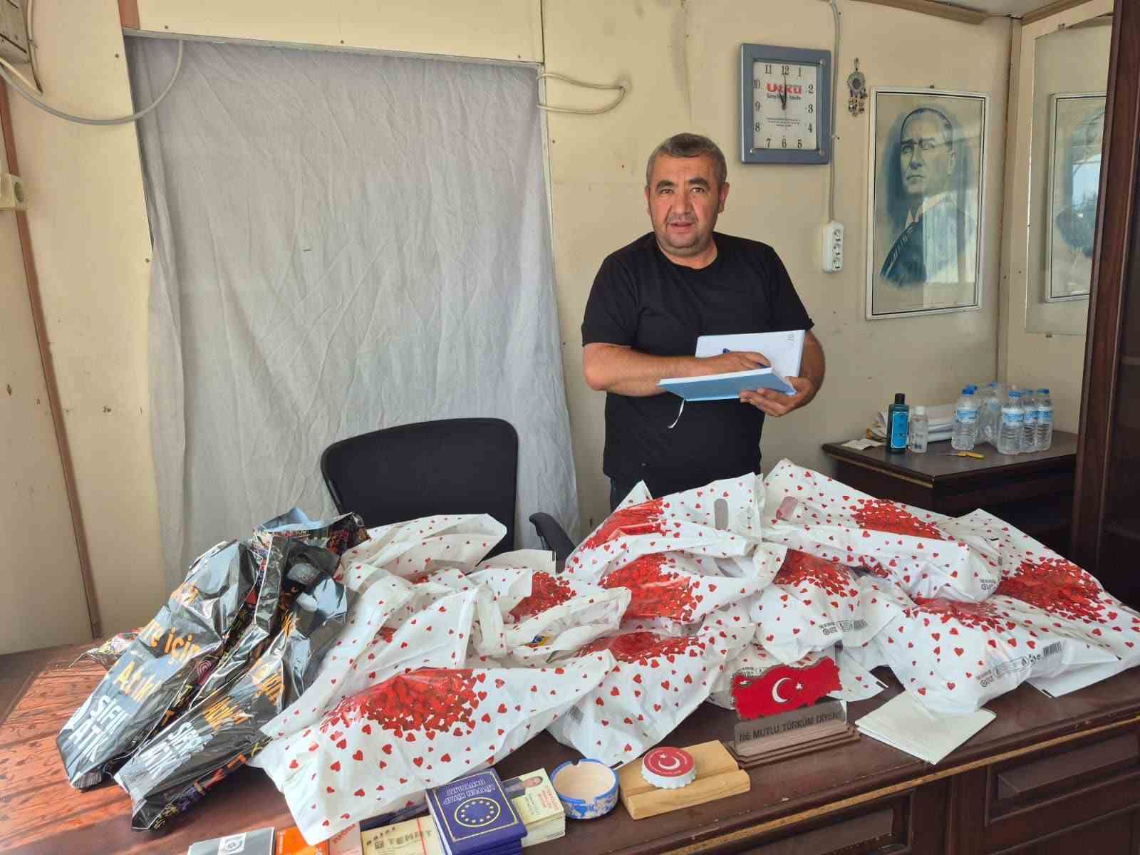 Mahalle muhtarından öğrencilere kırtasiye yardımı