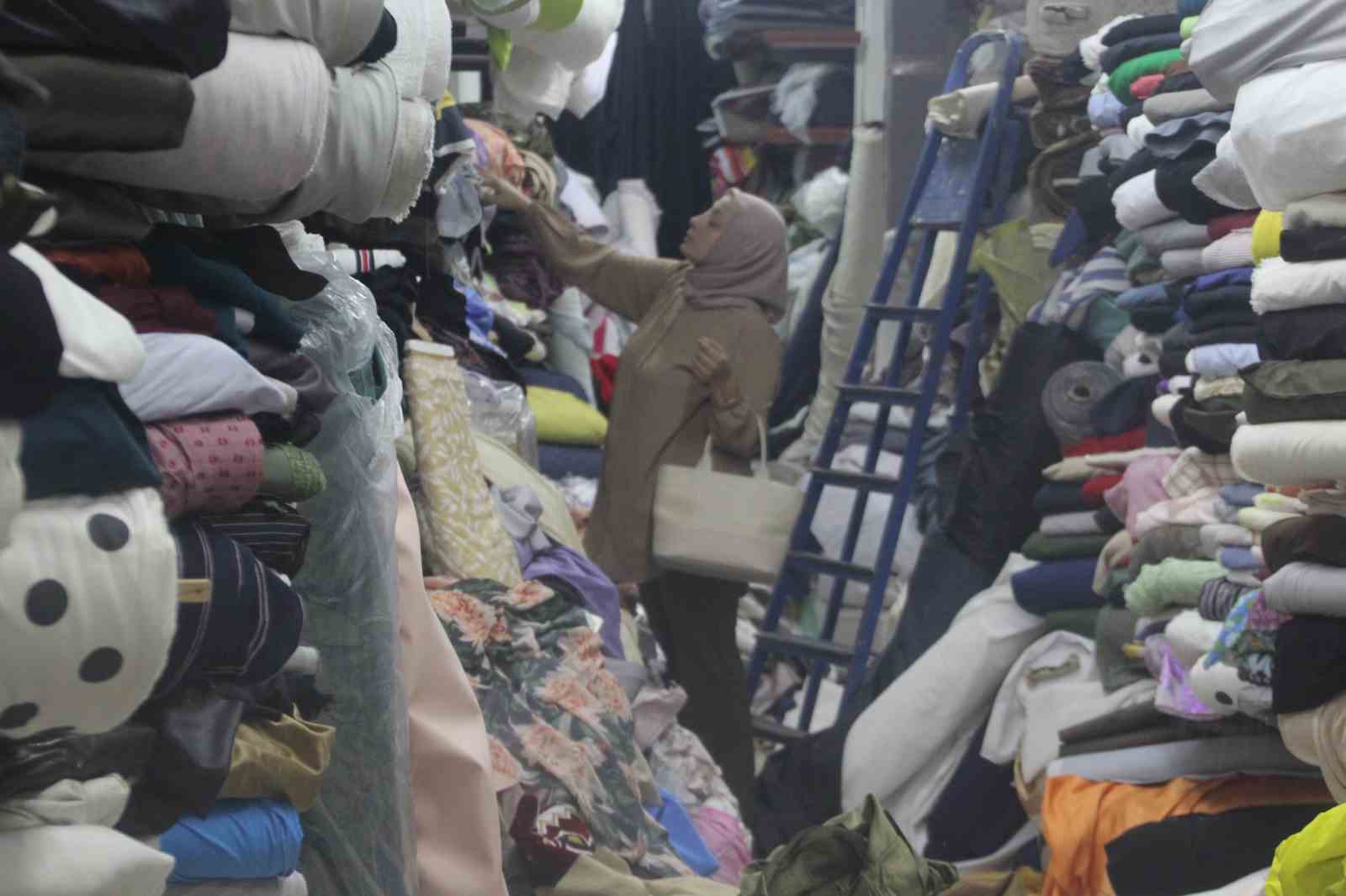 Hastane m&uuml;d&uuml;r&uuml;yken kumaş bağımlısı oldu: D&uuml;kkanı dağınıklıkla dikkat &ccedil;ekiyor
