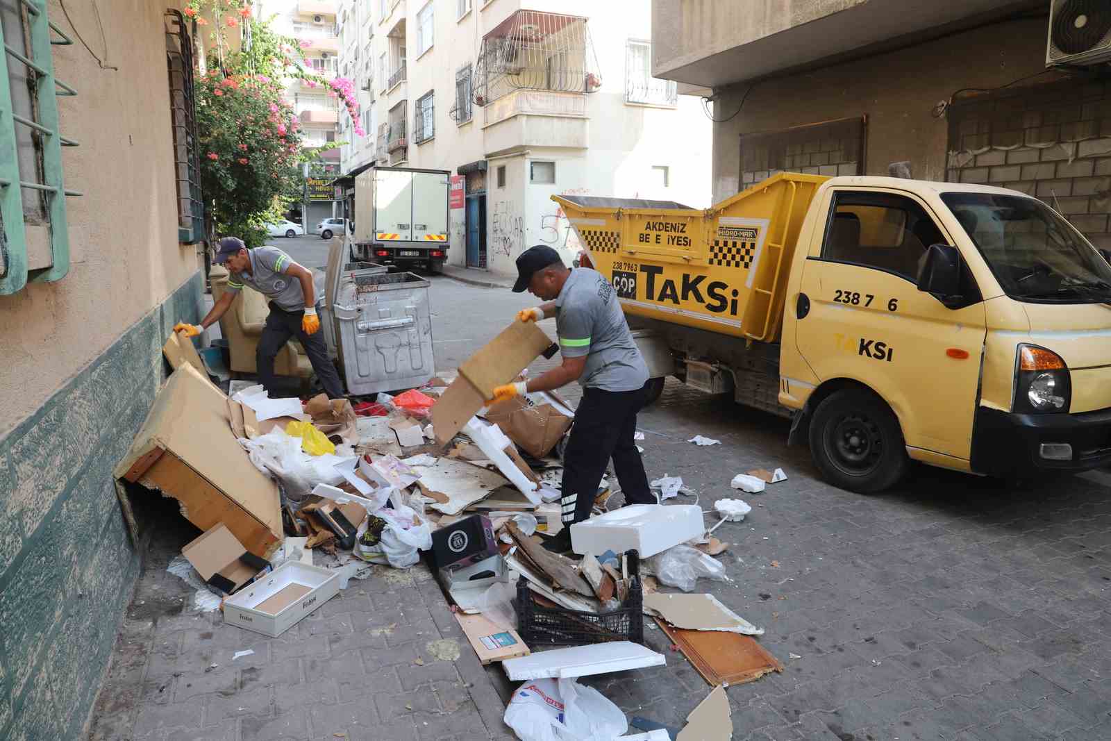 Mersin’de çöp taksiler mobilya atıkları için nöbette