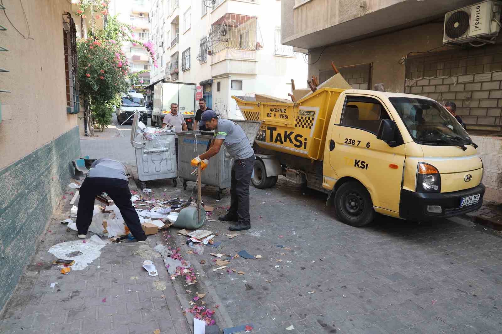 Mersin&rsquo;de &ccedil;&ouml;p taksiler mobilya atıkları i&ccedil;in n&ouml;bette
