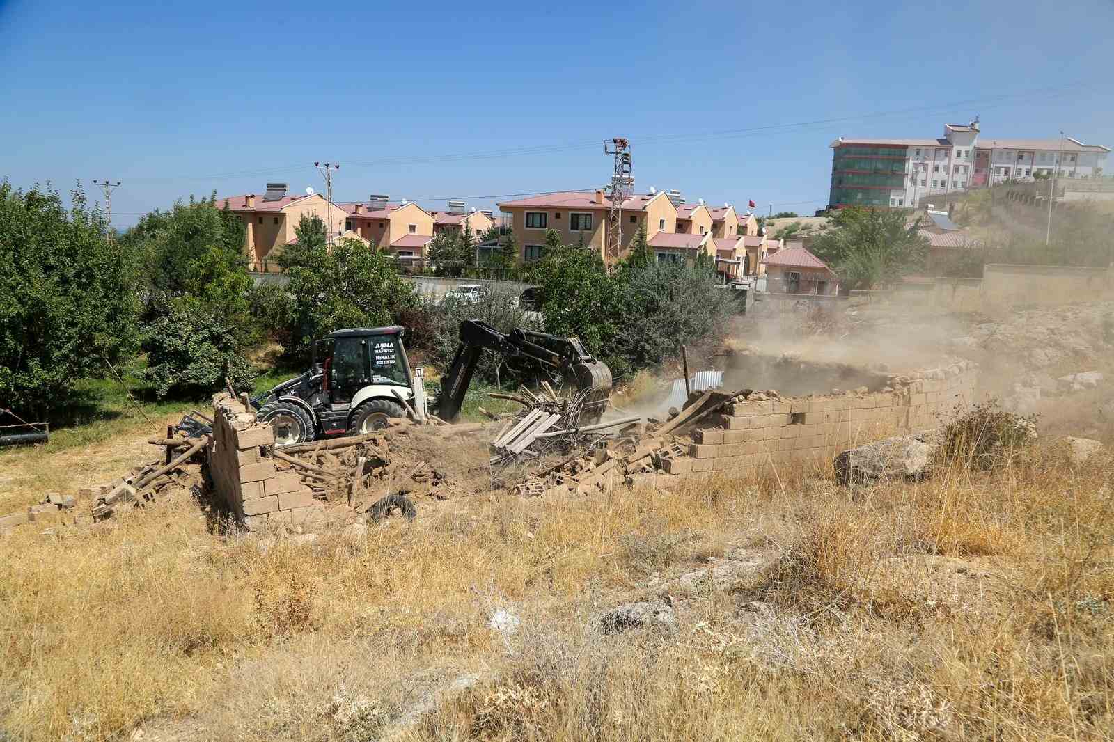 Van&rsquo;da metruk yapı ve ahırların yıkımını s&uuml;r&uuml;yor
