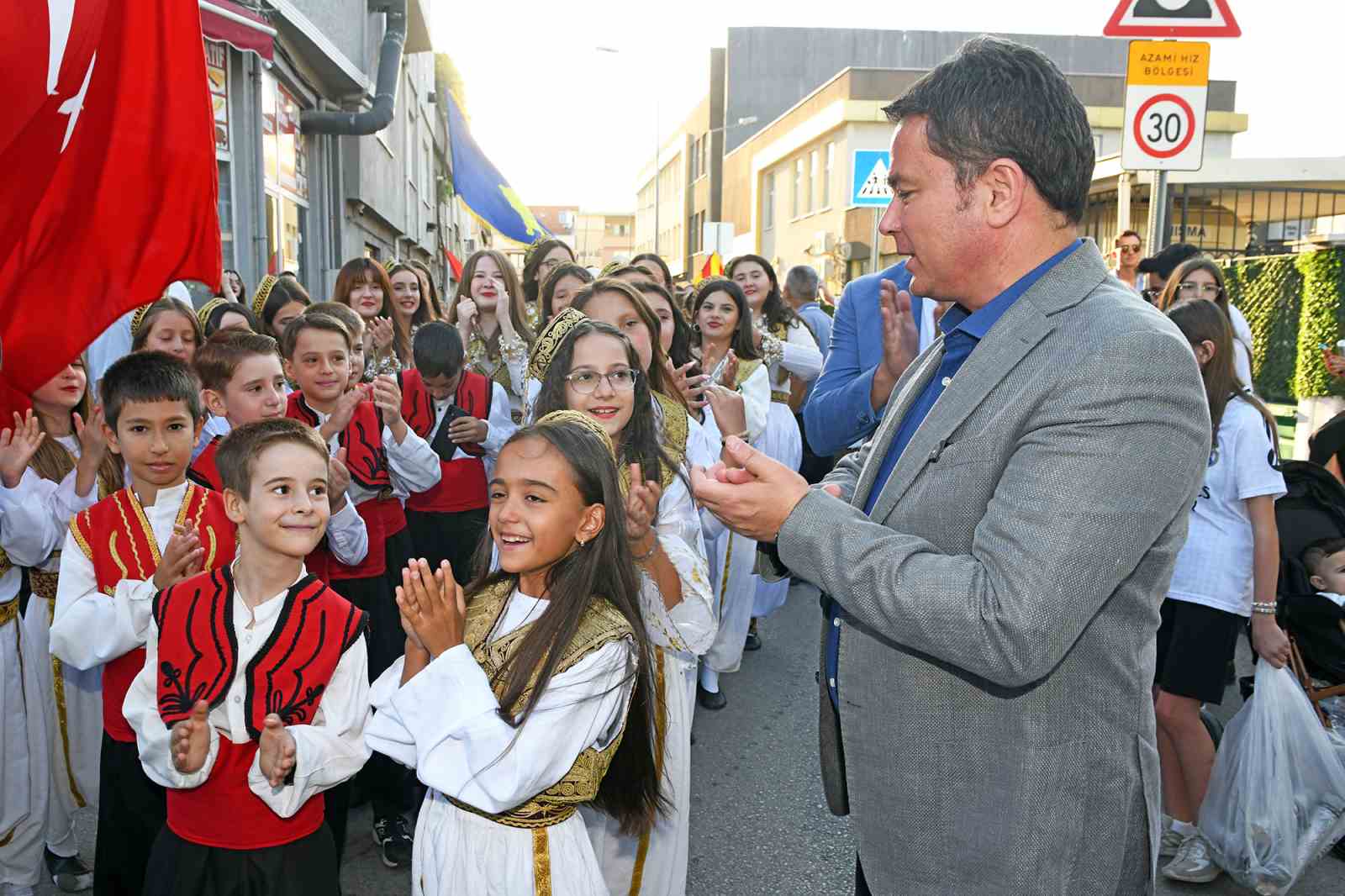 Osmangazi&rsquo;de Uluslararası Balkan Festivali renkli g&ouml;r&uuml;nt&uuml;lerle start aldı
