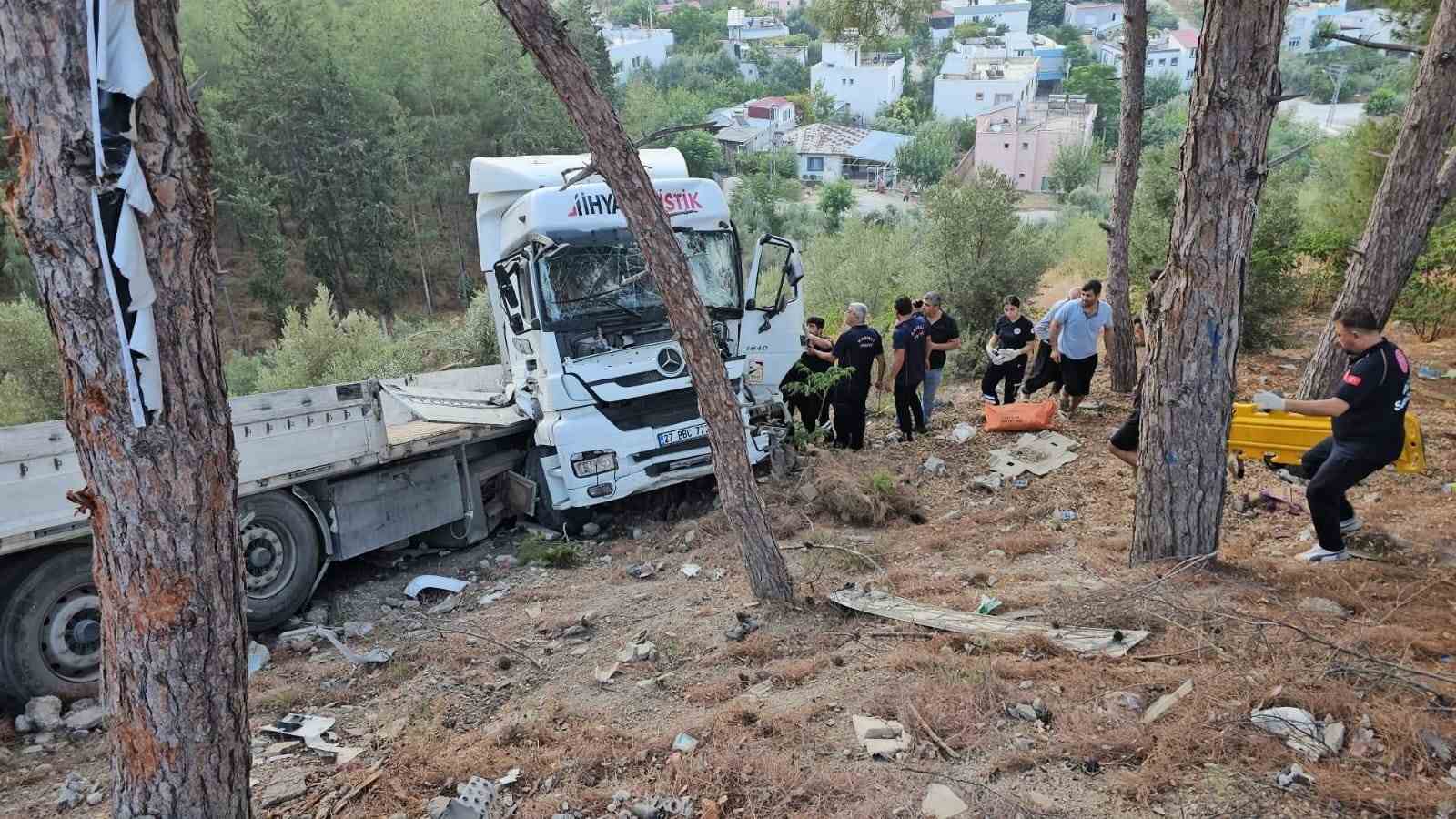 Osmaniye’de şarampole savrulan tır sürücüsü yaralandı