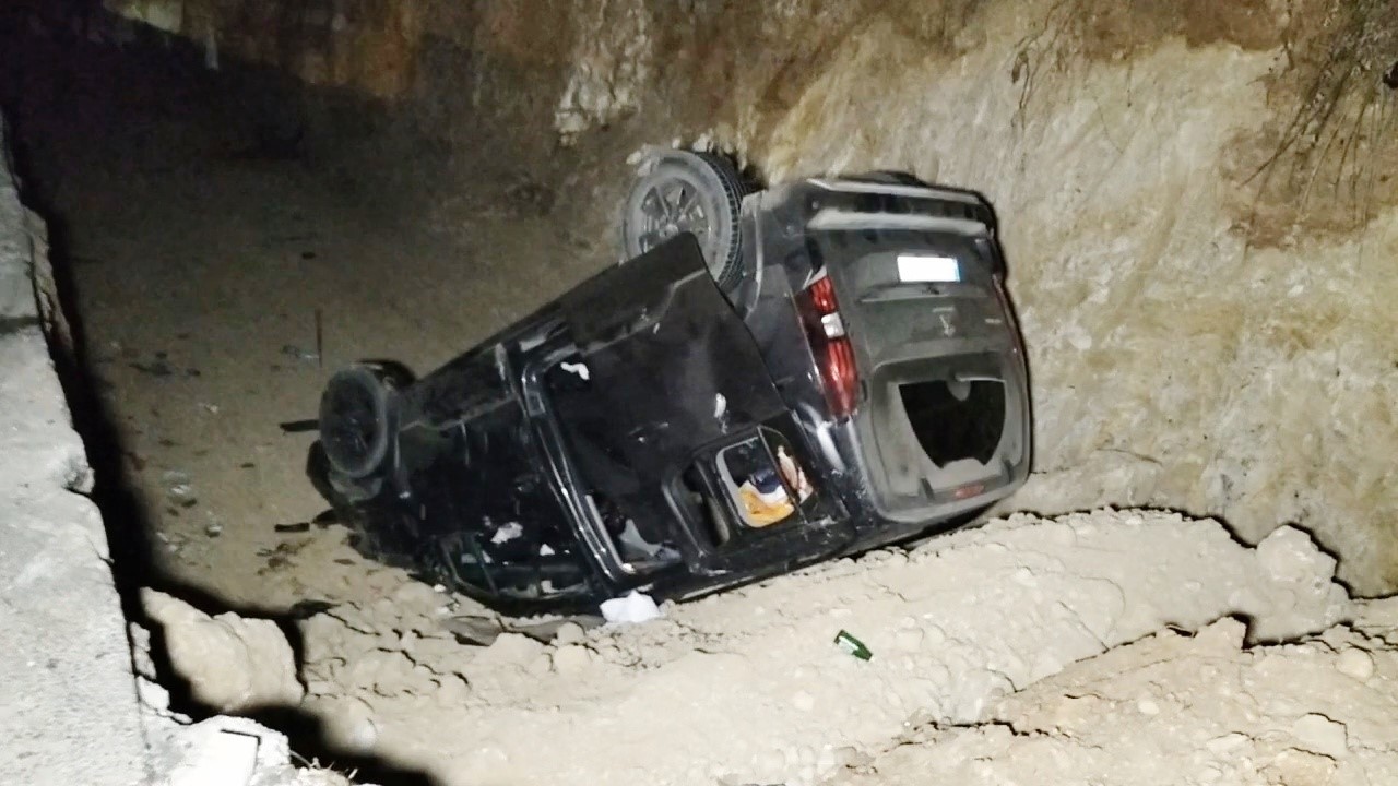 Otomobile çarpan hafif ticari araç  kanala uçtu: 3 yaralı