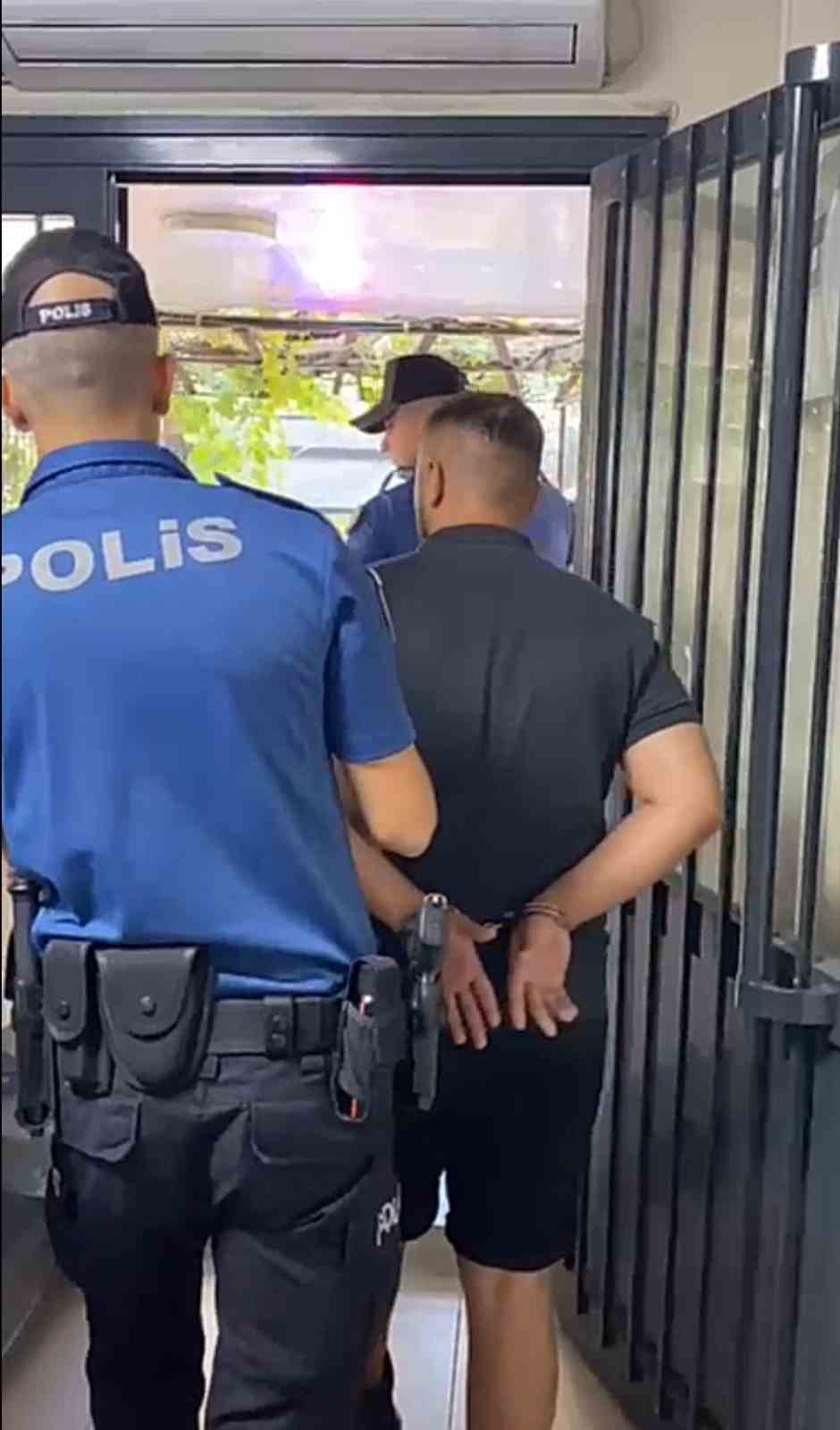 İzmir’de polisi darbeden saldırgan tutuklandı
