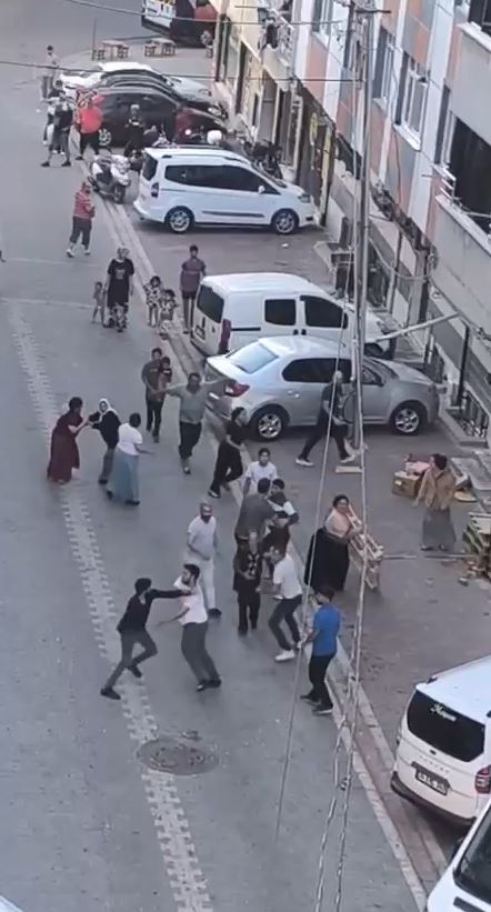 Ev sahibi kiracı tartışmasında ortalık karıştı; o anlar kamerada