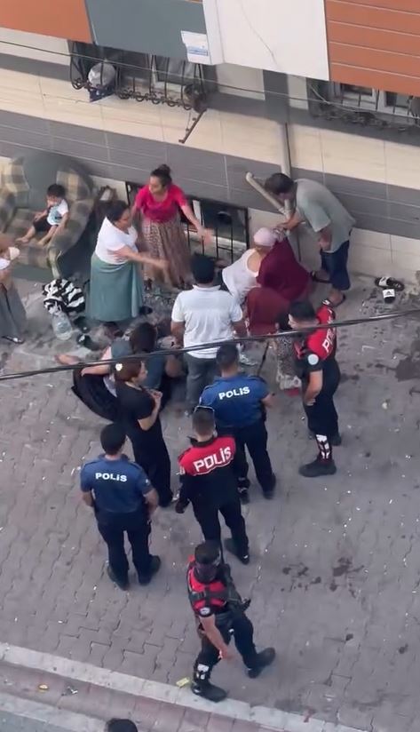 Ev sahibi kiracı tartışmasında ortalık karıştı; o anlar kamerada
