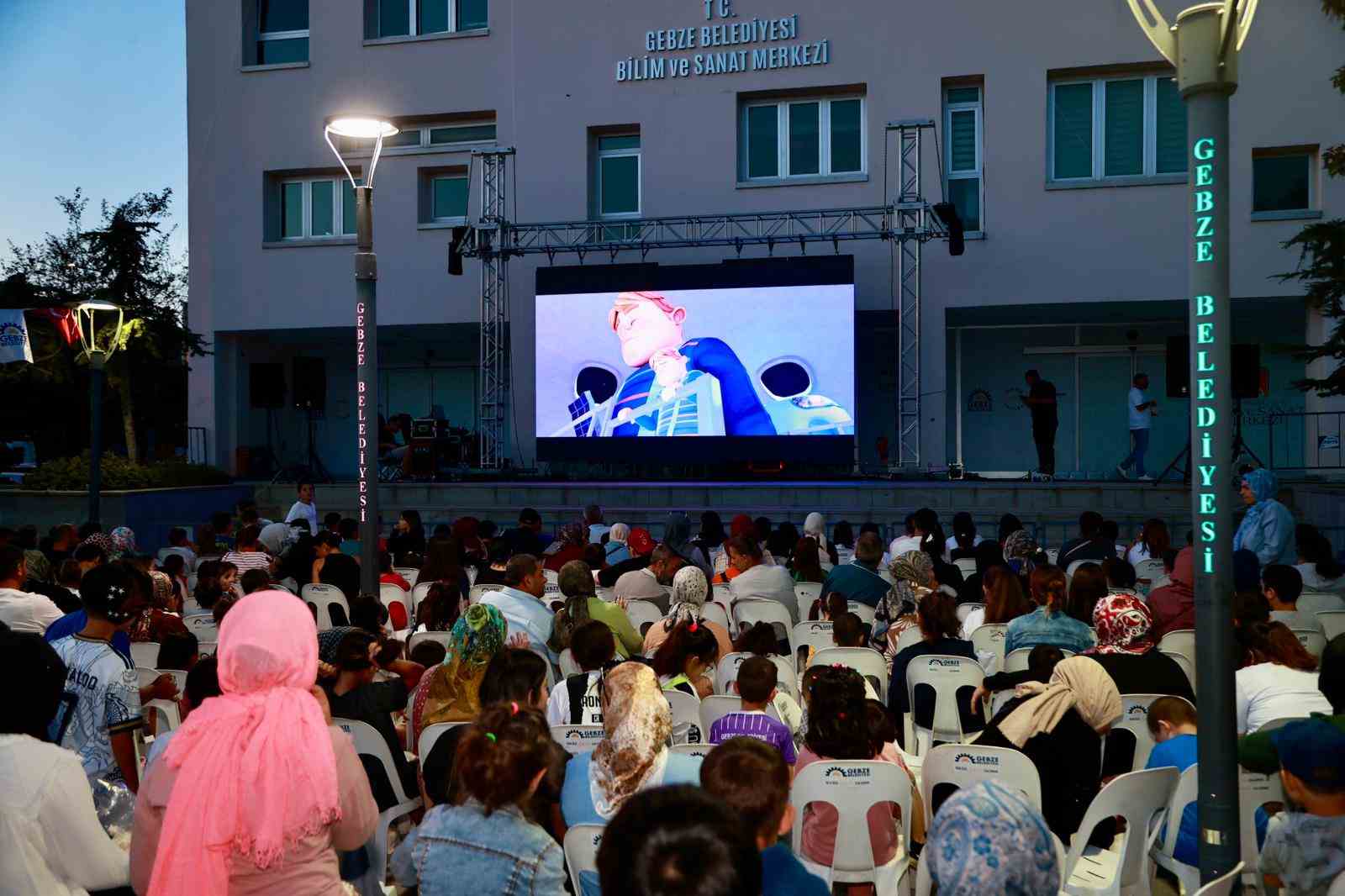 Miniklere açık havada sinema keyfi
