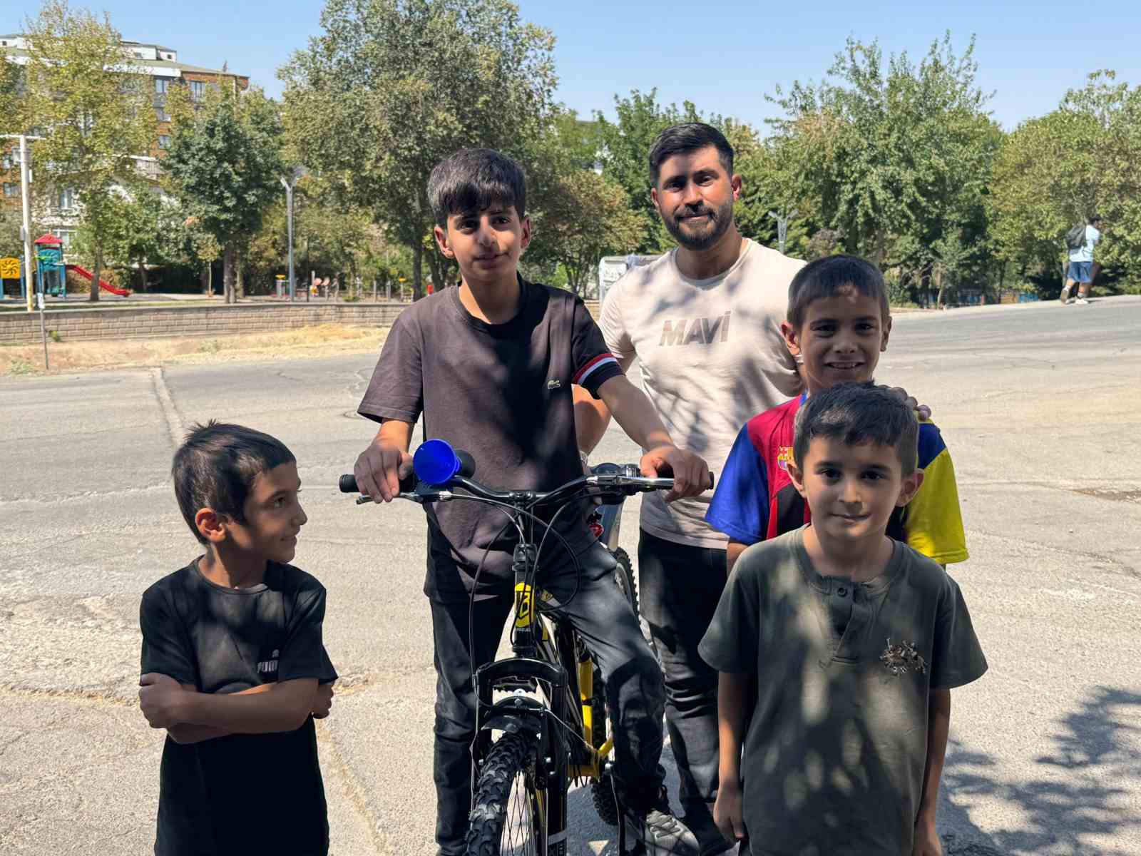 Bulduğu altınları sahibine teslim etmişti, söz verilen bisikletine kavuştu