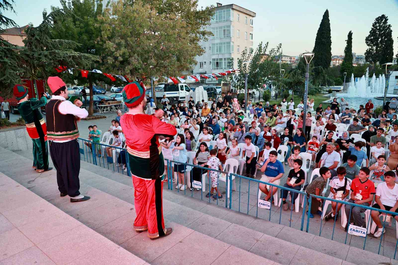 Miniklere açık havada sinema keyfi