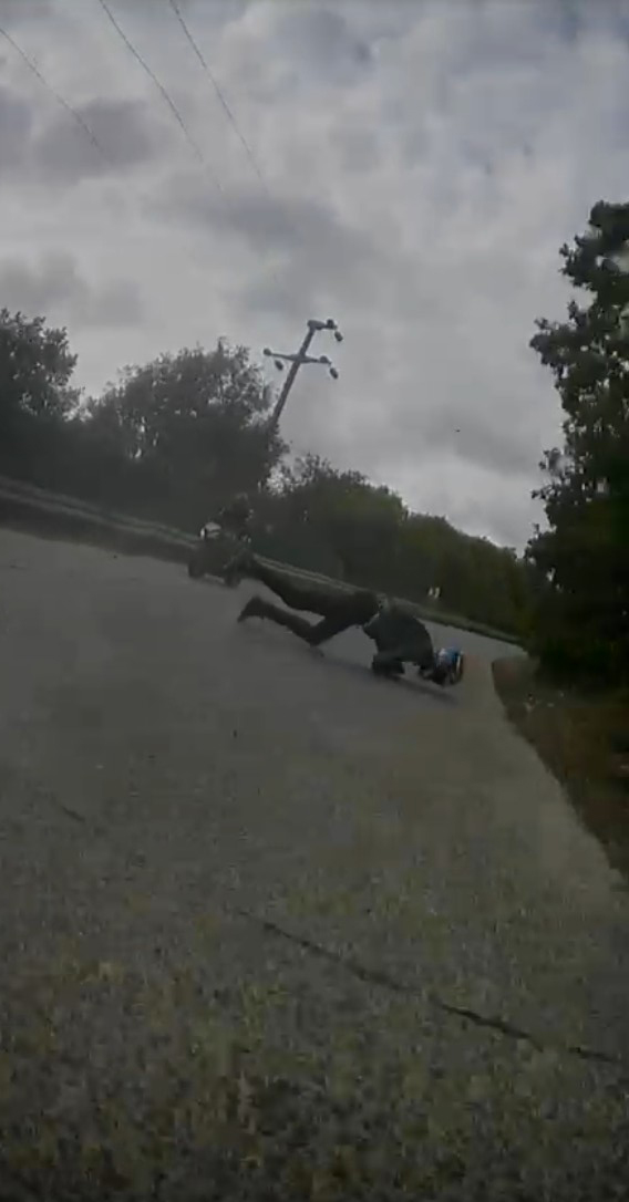 Asfalttaki yarık yüzünden ölümden döndü