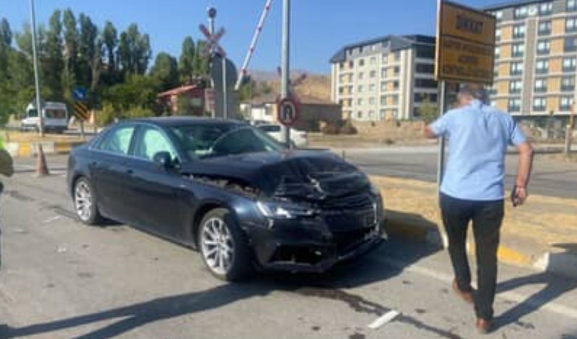 Muş’ta hemzemin geçitte kaza: 2 yaralı