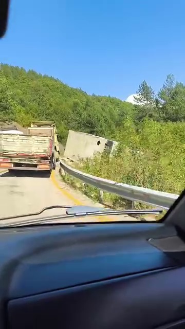 Devrilen beton bloğu kaldırma &ccedil;alışmalarında uzun ara&ccedil; kuyrukları oluştu
