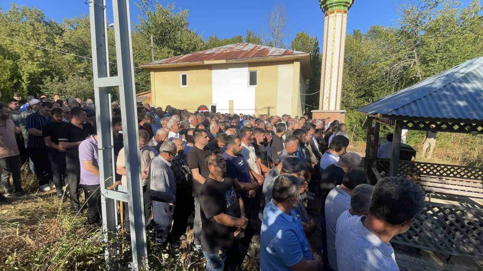 Kestiği ağacın altında kalarak kalp krizi geçiren işçi toprağa verildi