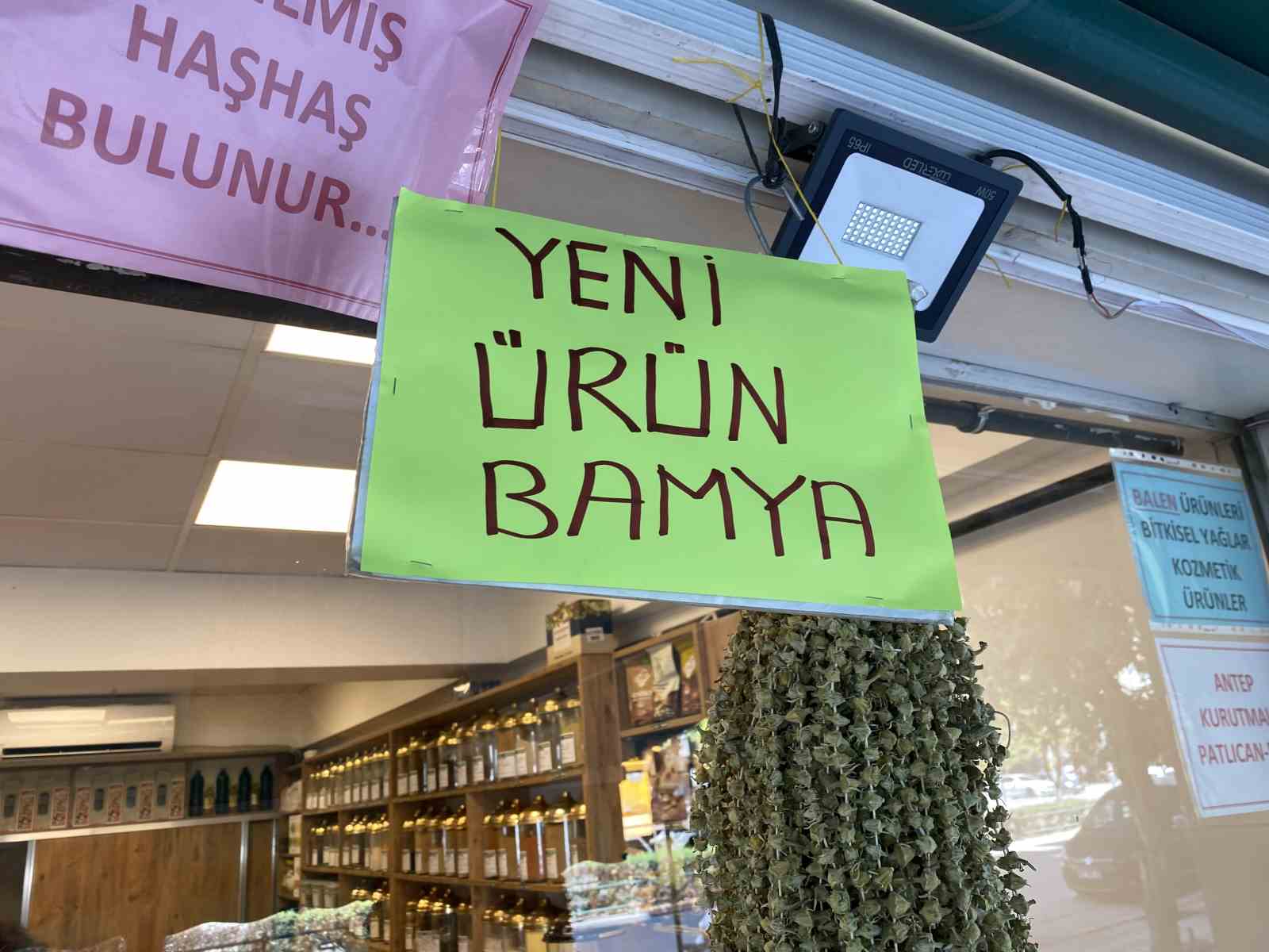Kurutulmuş &ccedil;i&ccedil;ek bamyanın altınla yarışan fiyatı d&uuml;şt&uuml;
