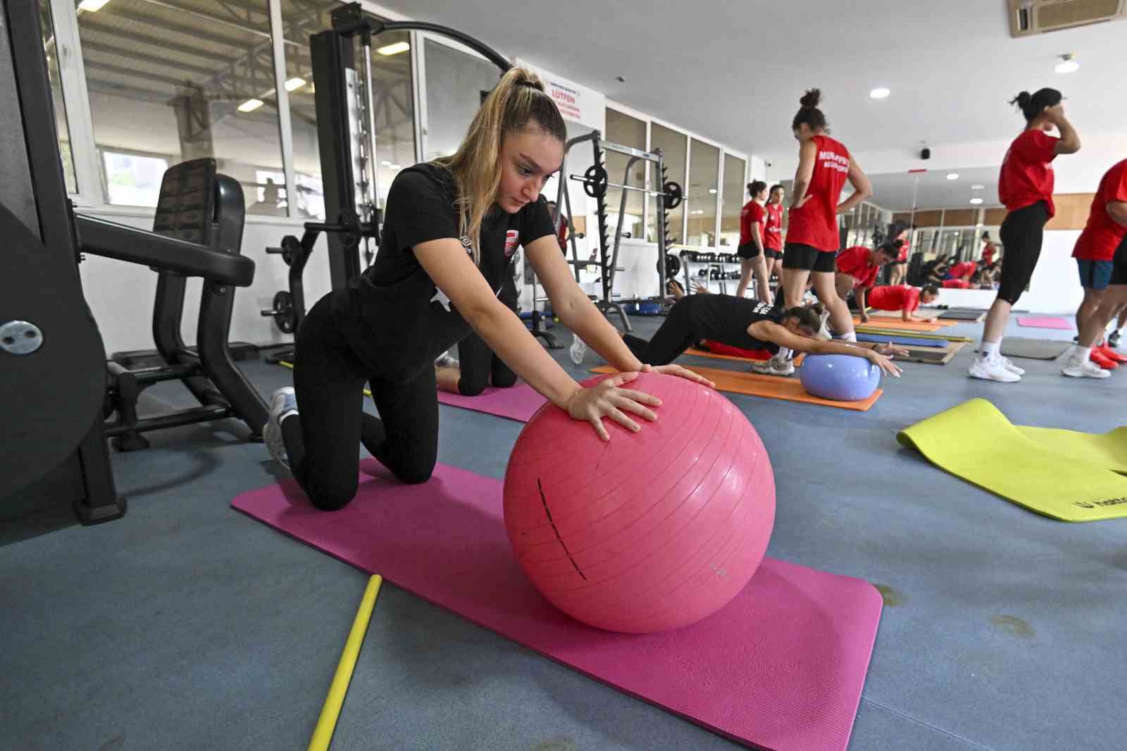 Muratpaşa Kadın Kadın Voleybol Takımı, lige &ccedil;ift antrenmanla hazırlanıyor
