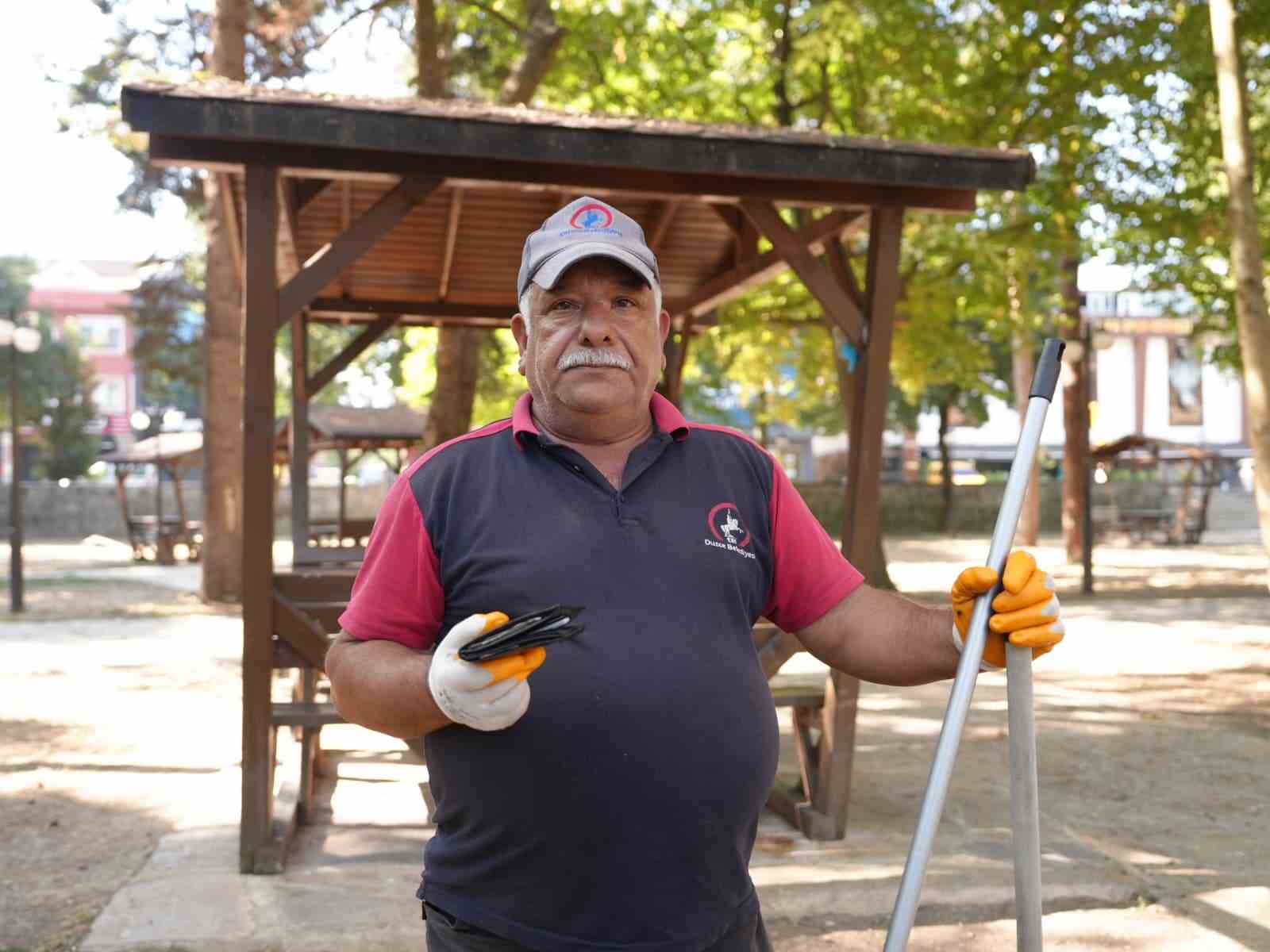 Temizlik personelleri buldukları c&uuml;zdanları polise teslim etti
