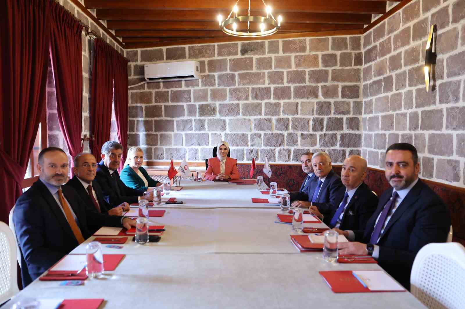 Aile ve Sosyal Hizmetler Bakanı G&ouml;ktaş, T&uuml;rkiye Şehit Yakınları ve Gaziler Dayanışma Vakfının M&uuml;tevelli Heyeti ile toplantı ger&ccedil;ekleştirdi
