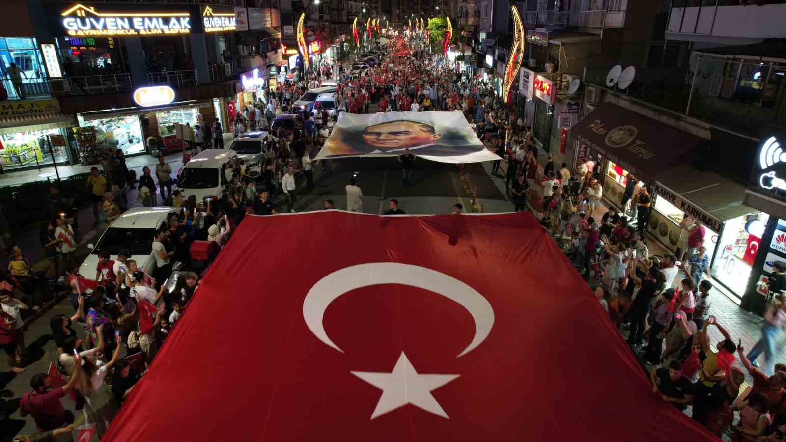 Aliağa 30 Ağustos kutlamalarında fener alayı ve Sefo konseri
