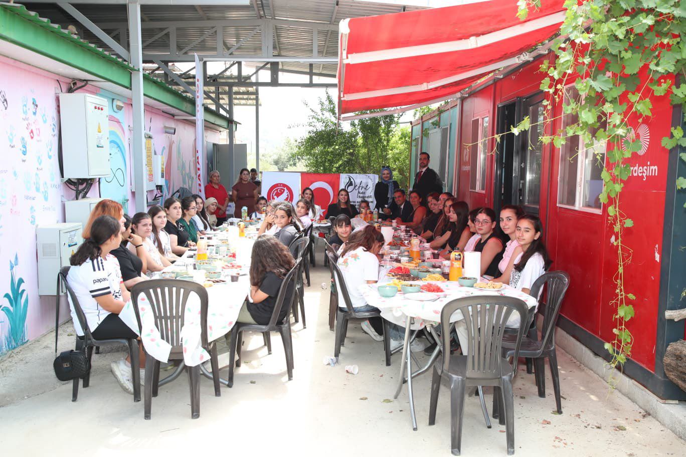 Vali Masatlı&rsquo;nın eşi, &rsquo;Y&uuml;reğimizdeki Işık&rsquo; projesinde kız &ccedil;ocuklarıyla bir araya geldi
