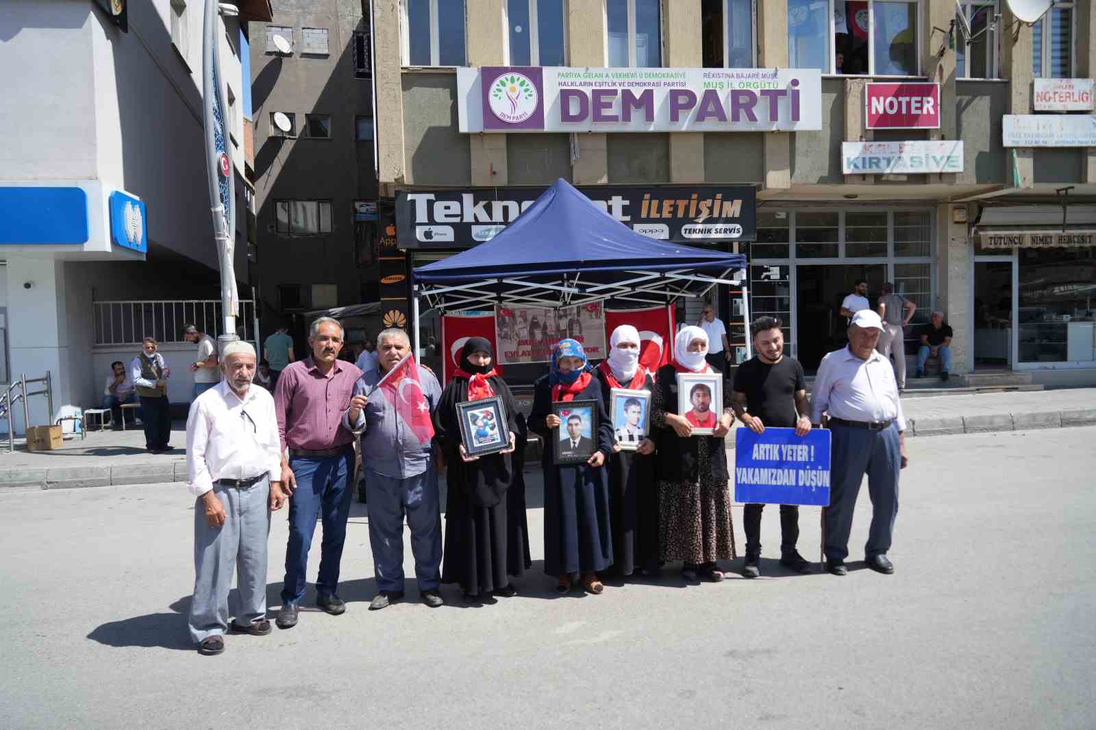 Muş’ta ailelerin evlat nöbeti sürüyor