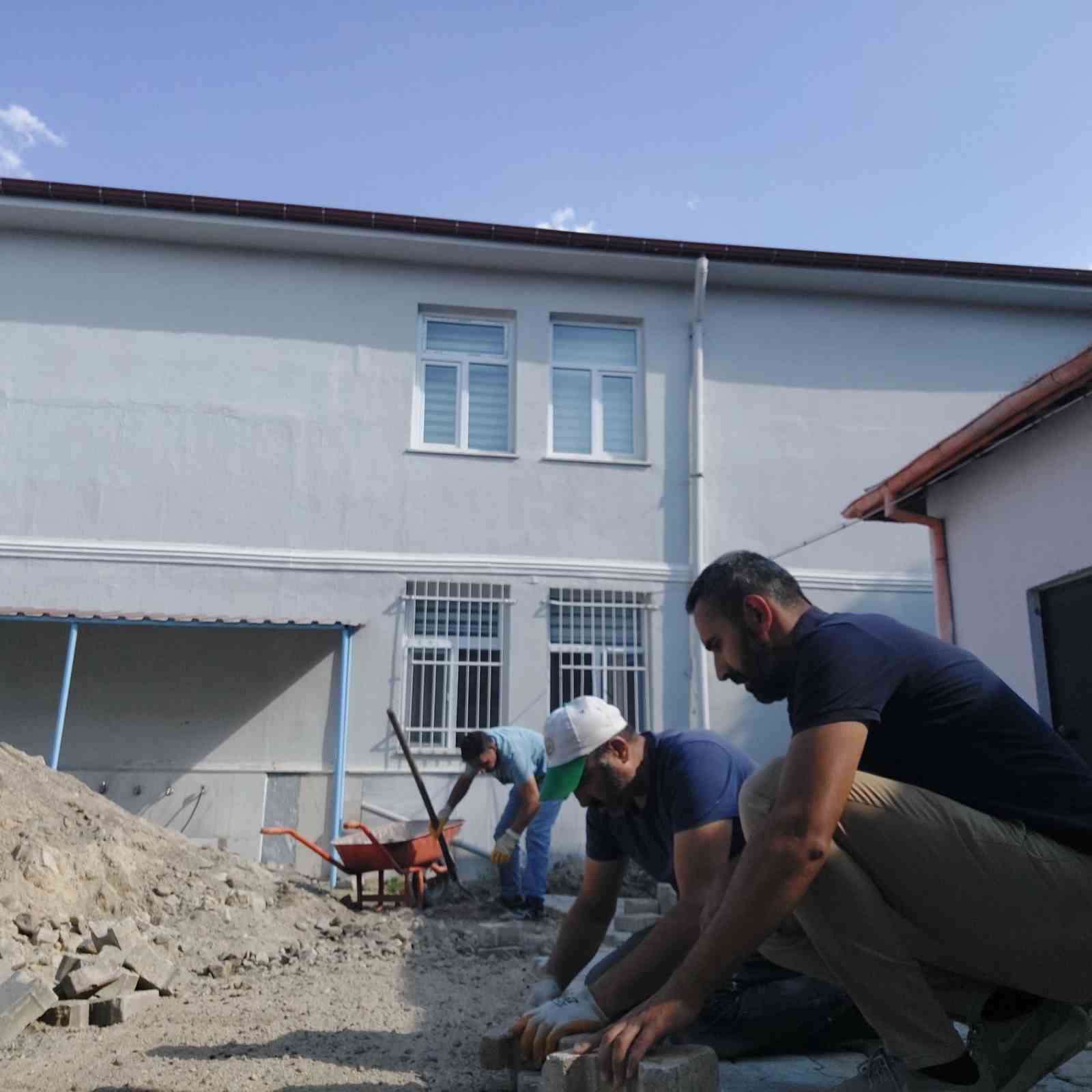 Okul idareci ve &ccedil;alışanlarından &ouml;rnek davranış
