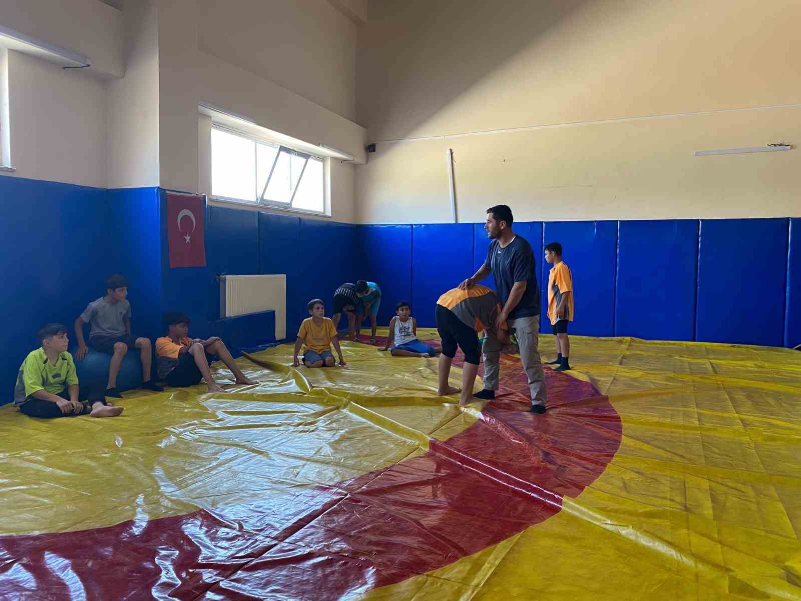 Muş’ta güreş antrenmanları devam ediyor