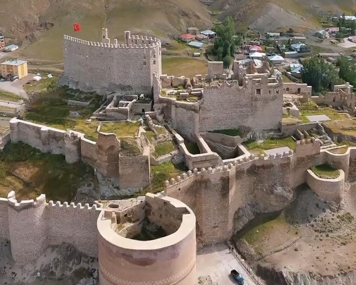 Jandarma tarihi Hoşap Kalesi&rsquo;nde devriyede
