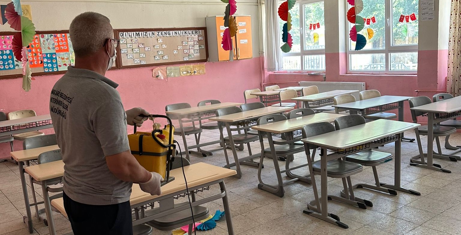 Belediyeden okullarda ila&ccedil;lama ve dezenfeksiyon
