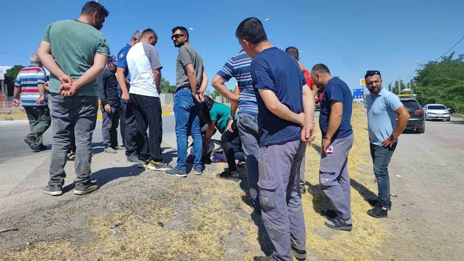 Tırın &ccedil;arptığı elektrikli motosikletin s&uuml;r&uuml;c&uuml;s&uuml; hayatını kaybetti
