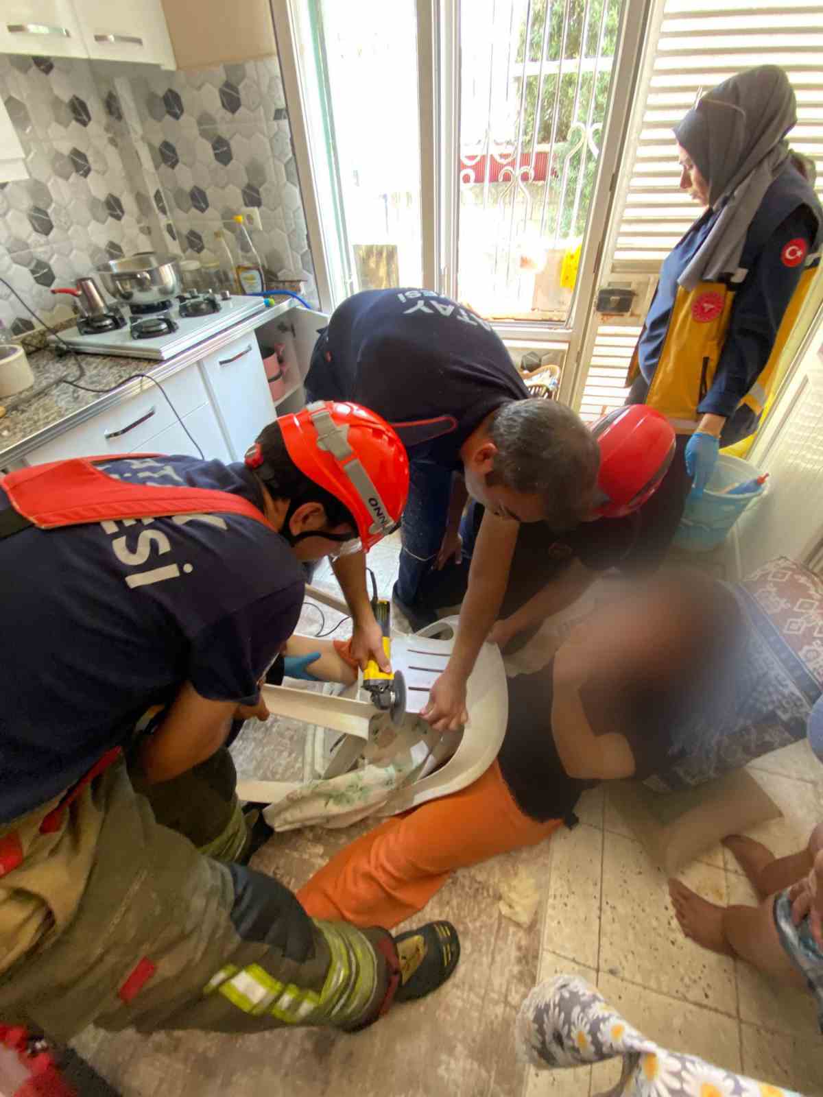 Ayağını sandalyeye sıkıştıran şahıs yaralandı
