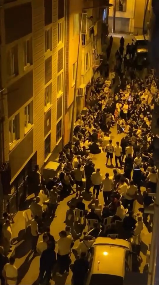 3 &ccedil;ocuk annesi eşini, bı&ccedil;akla &ouml;ld&uuml;ren koca adliyeye sevk edildi
