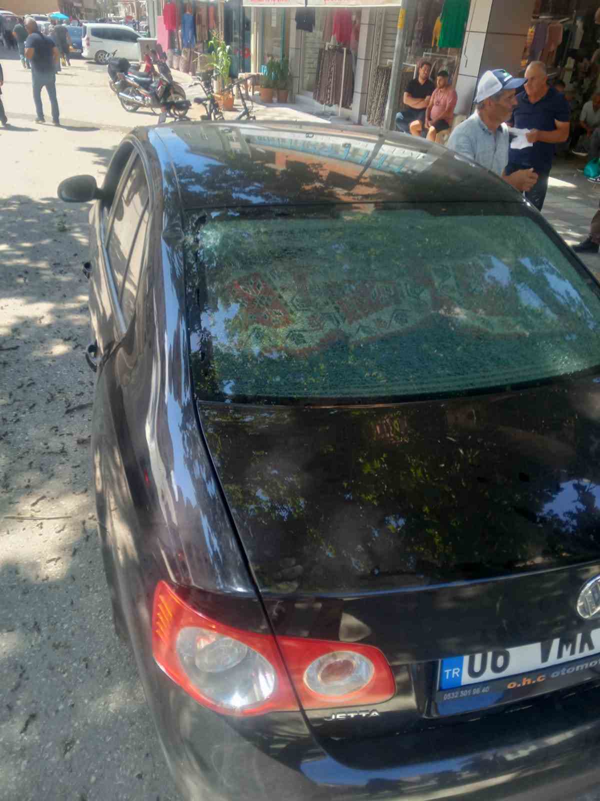 Asırlık çınarın dalı otomobilin üzerine düştü