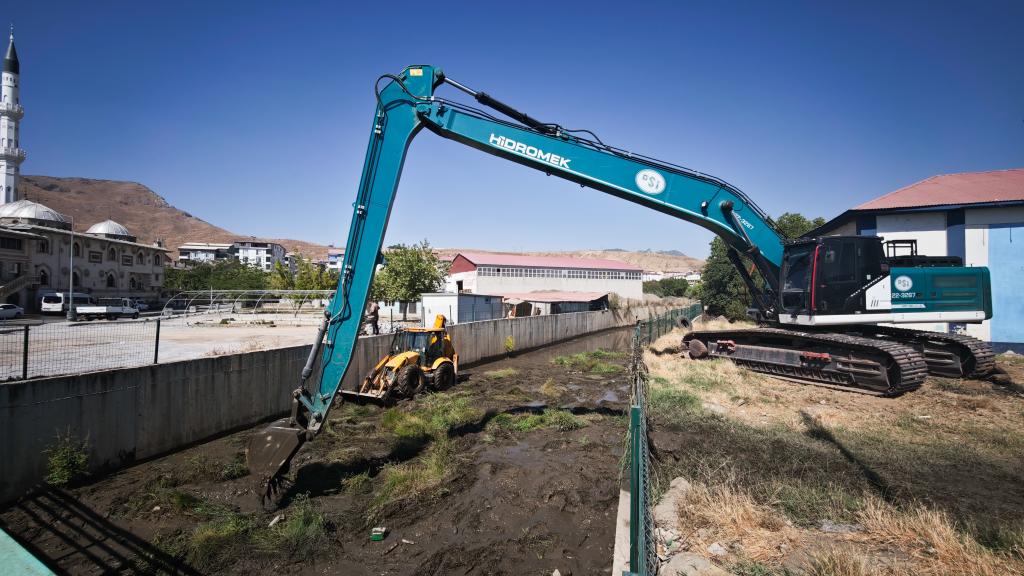 Tatvan&rsquo;da dere temizliği &ccedil;alışması yapıldı
