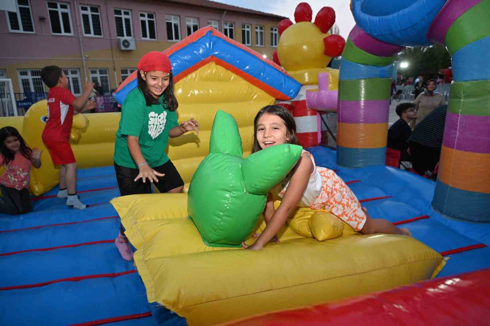 Isparta Belediyesi&rsquo;nden Dere ve Yenice Mahallelerine sinema keyfi
